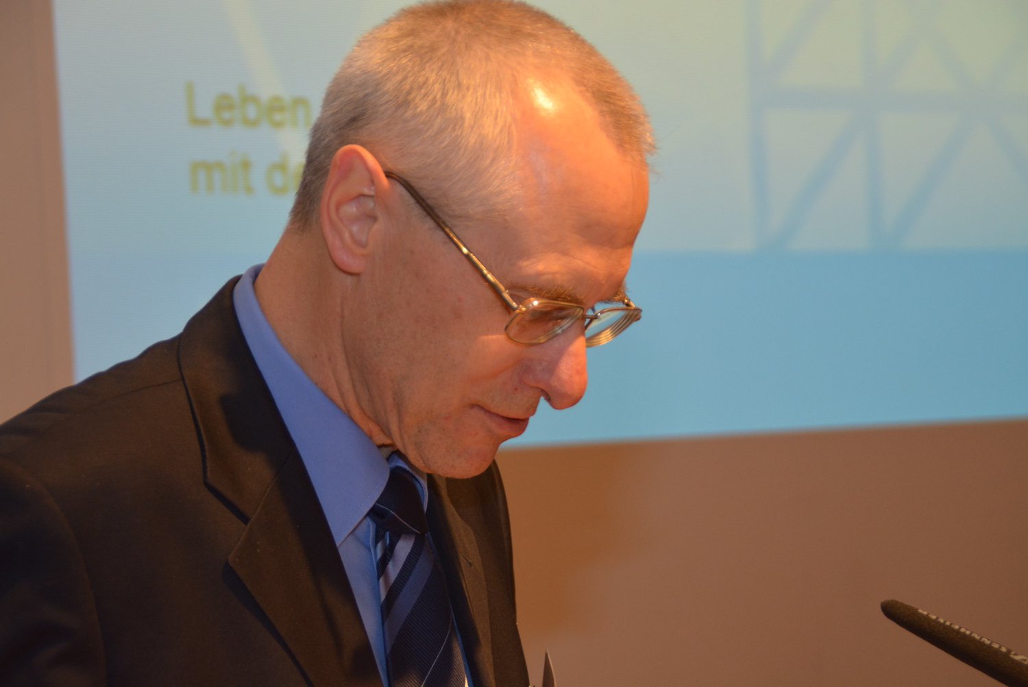 <b>Waldemar Hildebrandt</b> bei der Präsentation des Geschäftsberichtes. Foto: jowi - JHV_-_Siebendacher_Baugenossenschaft_2016_002.width-1500