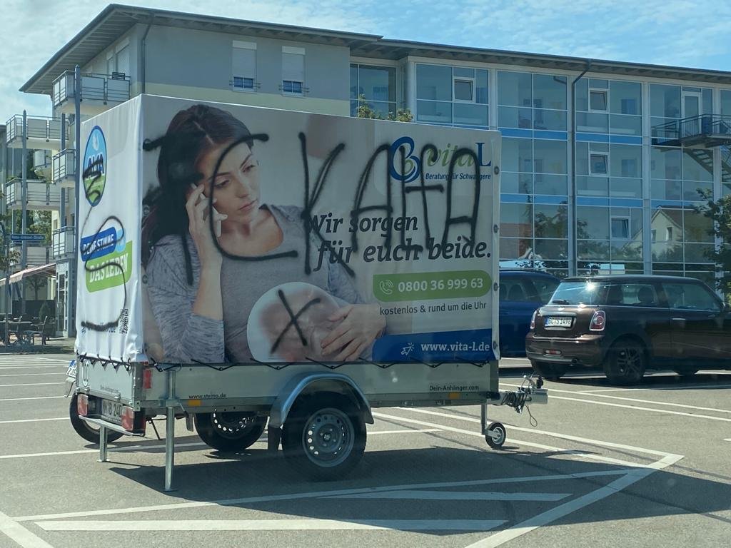 Sprayer zerstören die Planen eines Anhängers