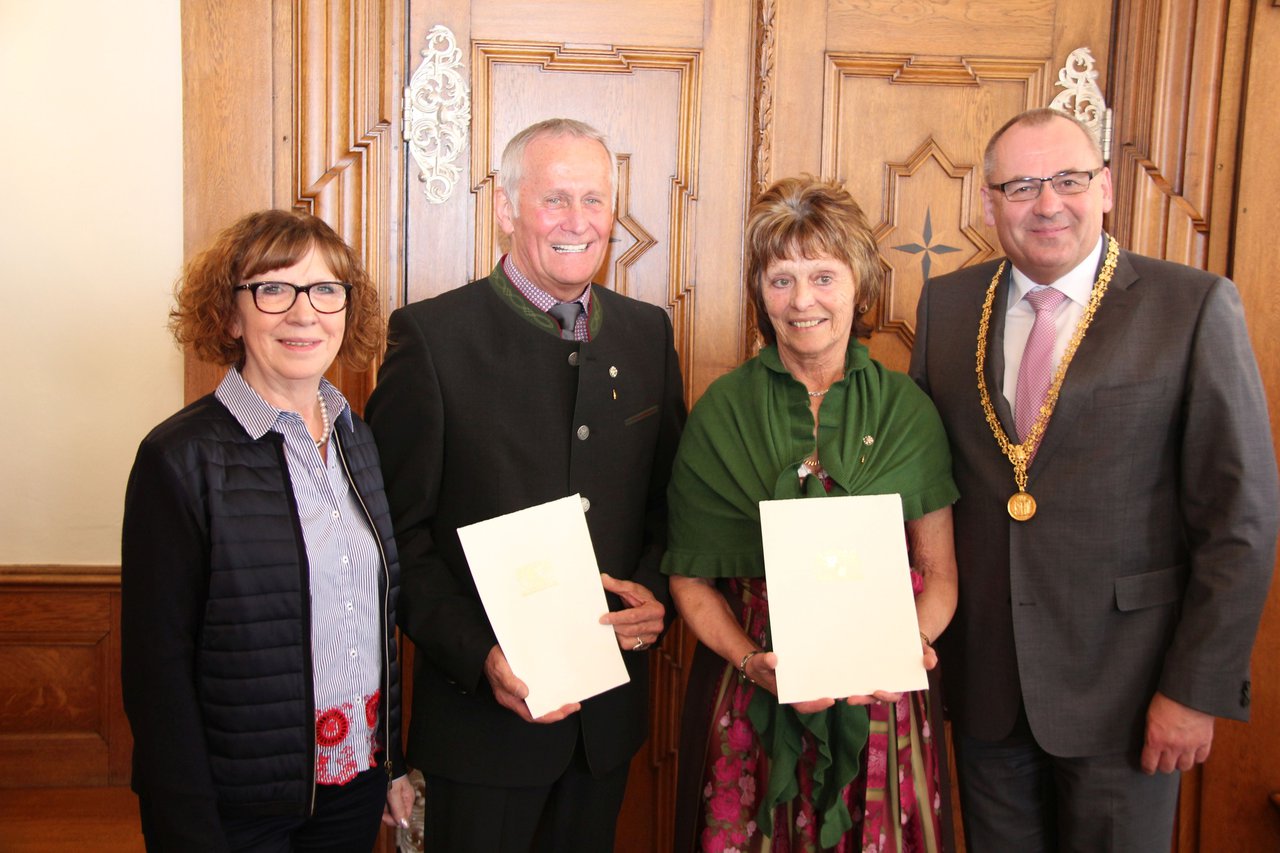 Ehrenzeichen für Ehepaar Marie-Luise und Manfred Ermantraut