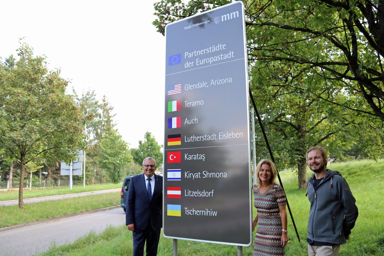 Neues Schild Städtepartnerschaften