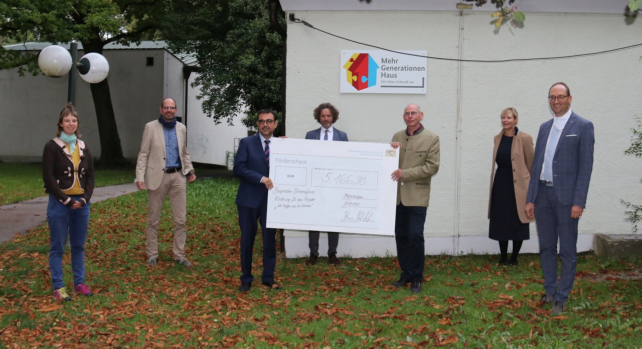 Staatssekretär Holetschek überreicht Förderbescheid für innovatives Demenzprojekt in Memmingen