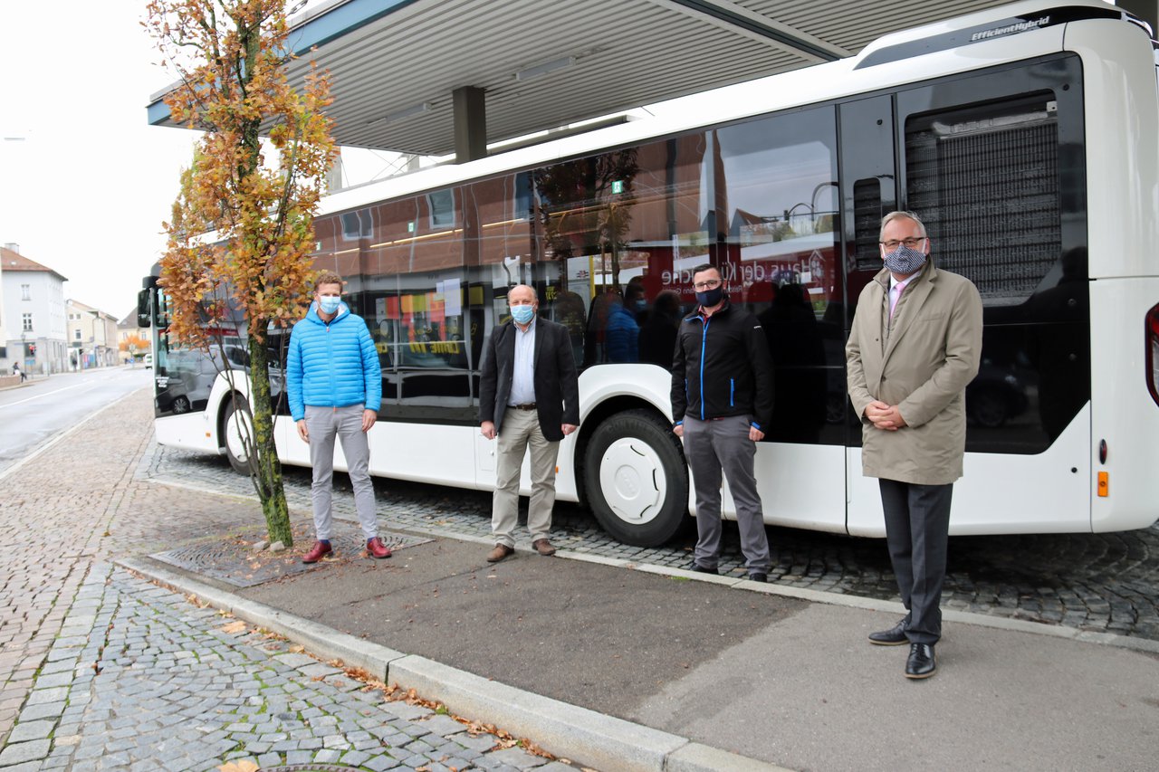 Moderner Hybrid-Bus im Stadtverkehr unterwegs