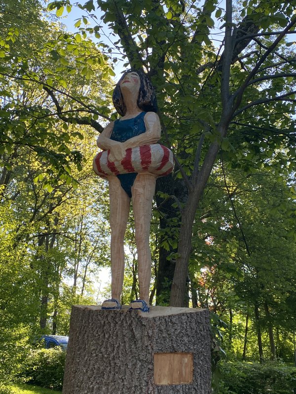 Kunst aus Eschenstämmen