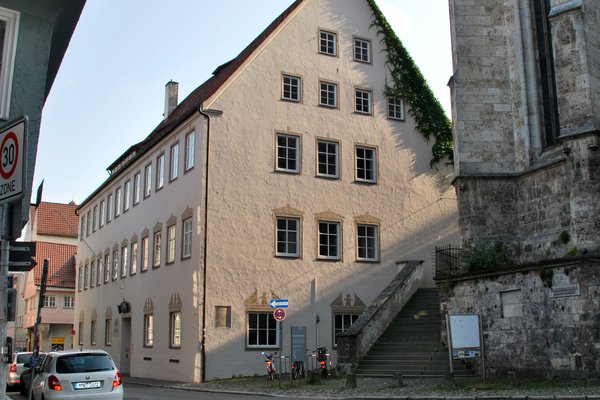 {{ blog.title }}