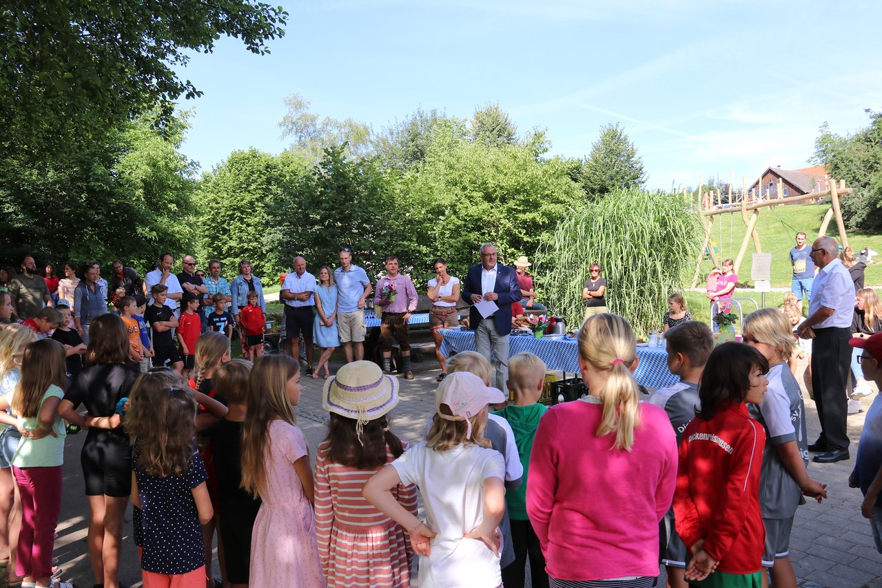 Erweiterter Spielplatz in Dickenreishausen offiziell eröffnet