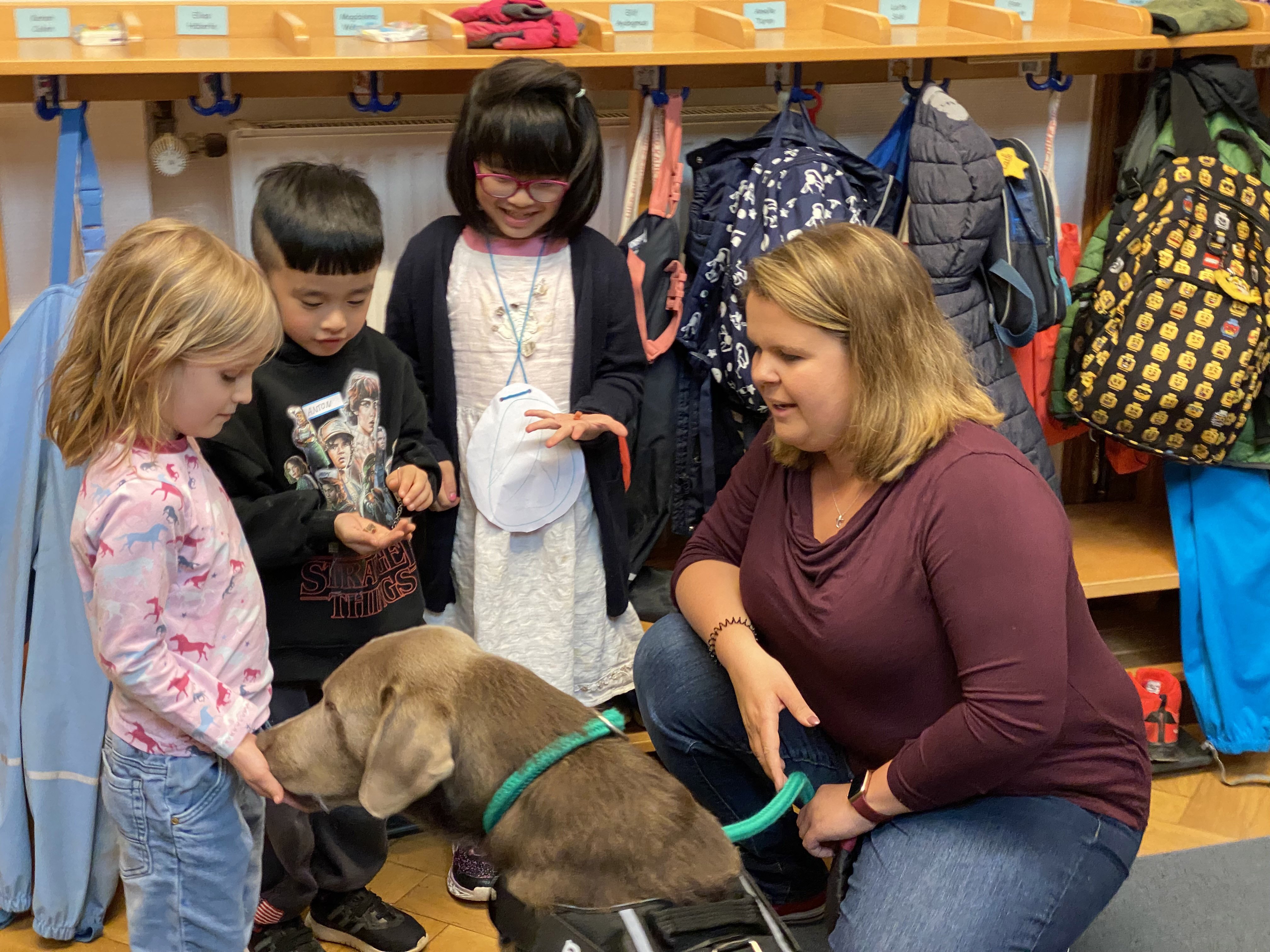  Ein Hund kommt in den Kindergarten 
