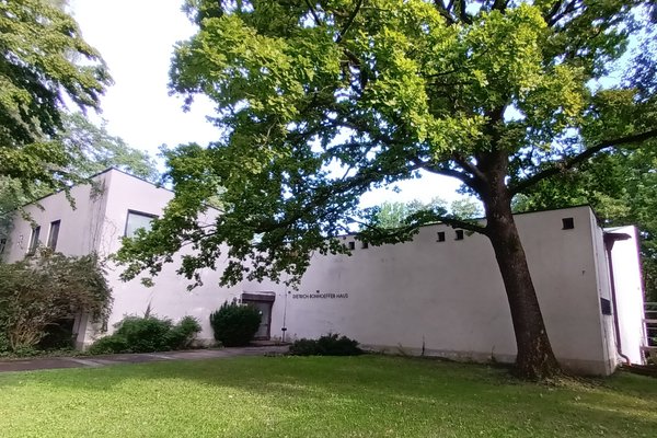 {{ blog.title }}