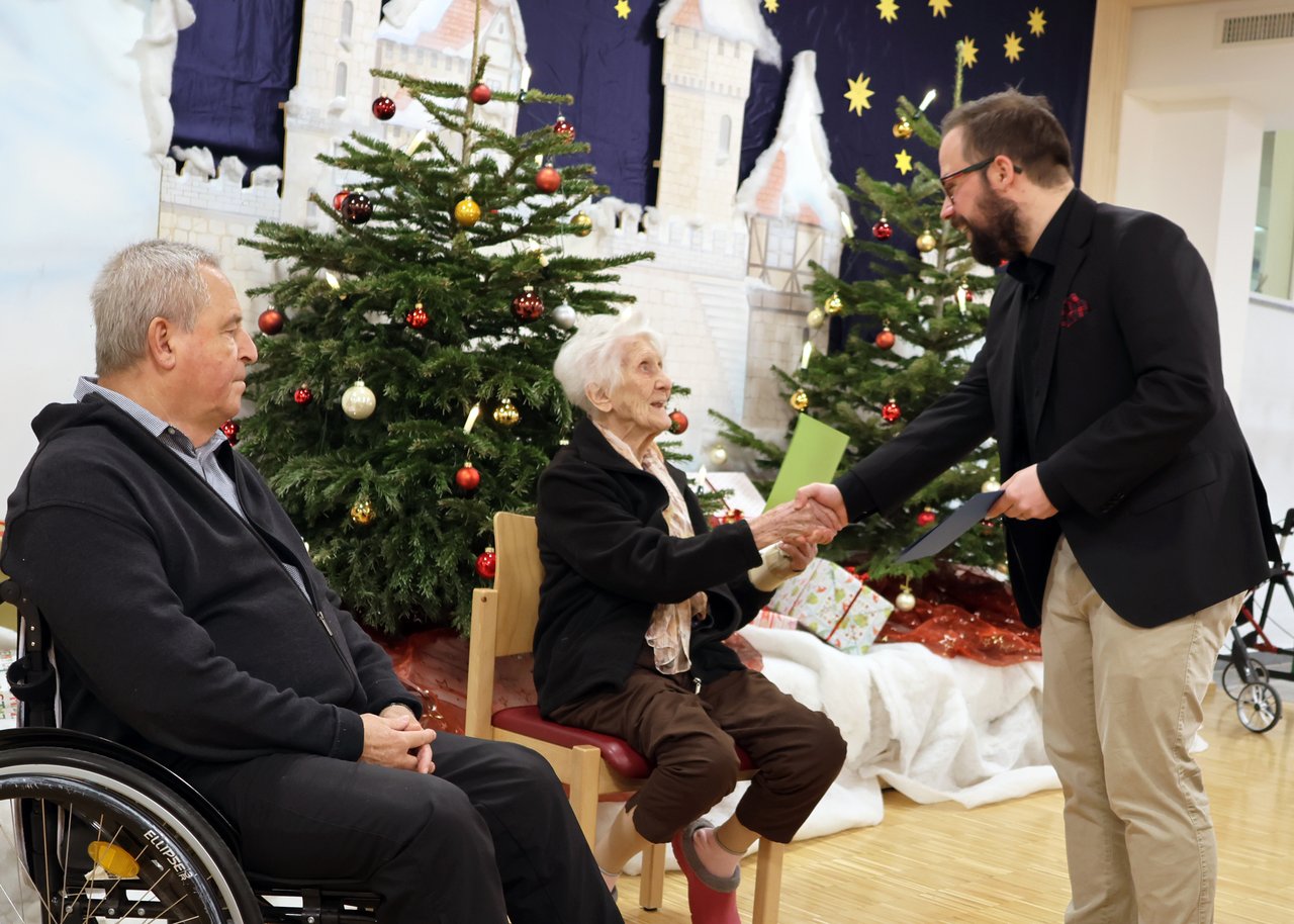 2024-12_Übergabe-Weihnachtspost-mit-Herz_001