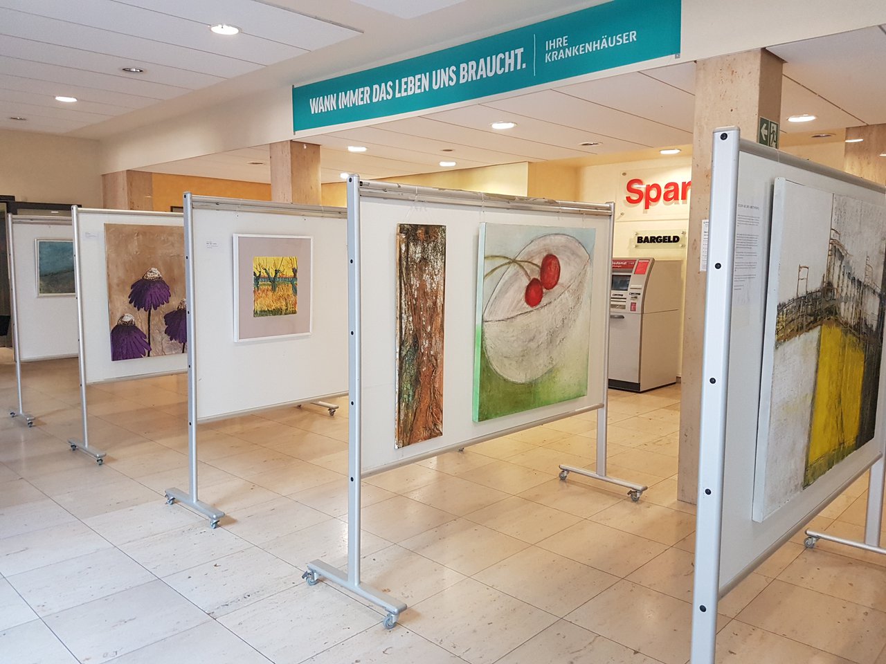 Ausstellung mit Bildern aus der Kunsttherapie
