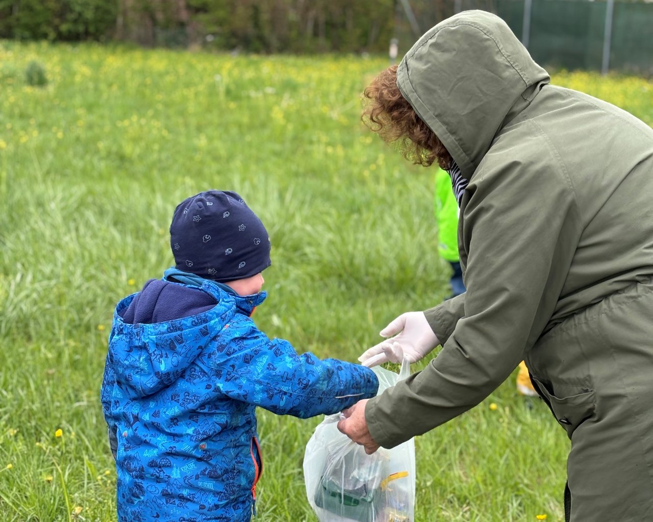 Bild_KindergruppeSammeltMüll