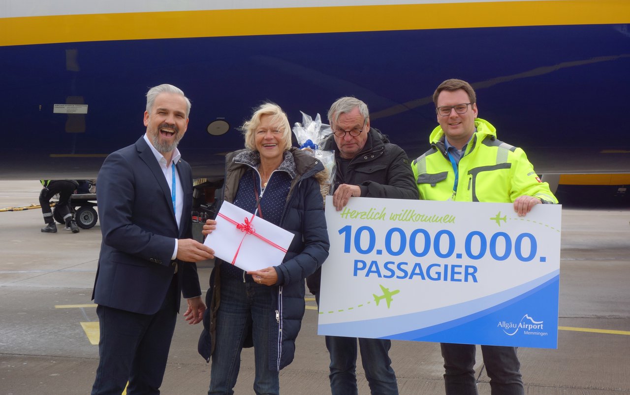 Zehnmillionster Fluggast am Memminger Flughafen begrüßt