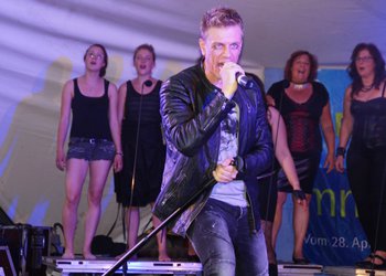 „Sommernachtszauber“ mit „Joy of Voice“ und Stargast Chris Murray