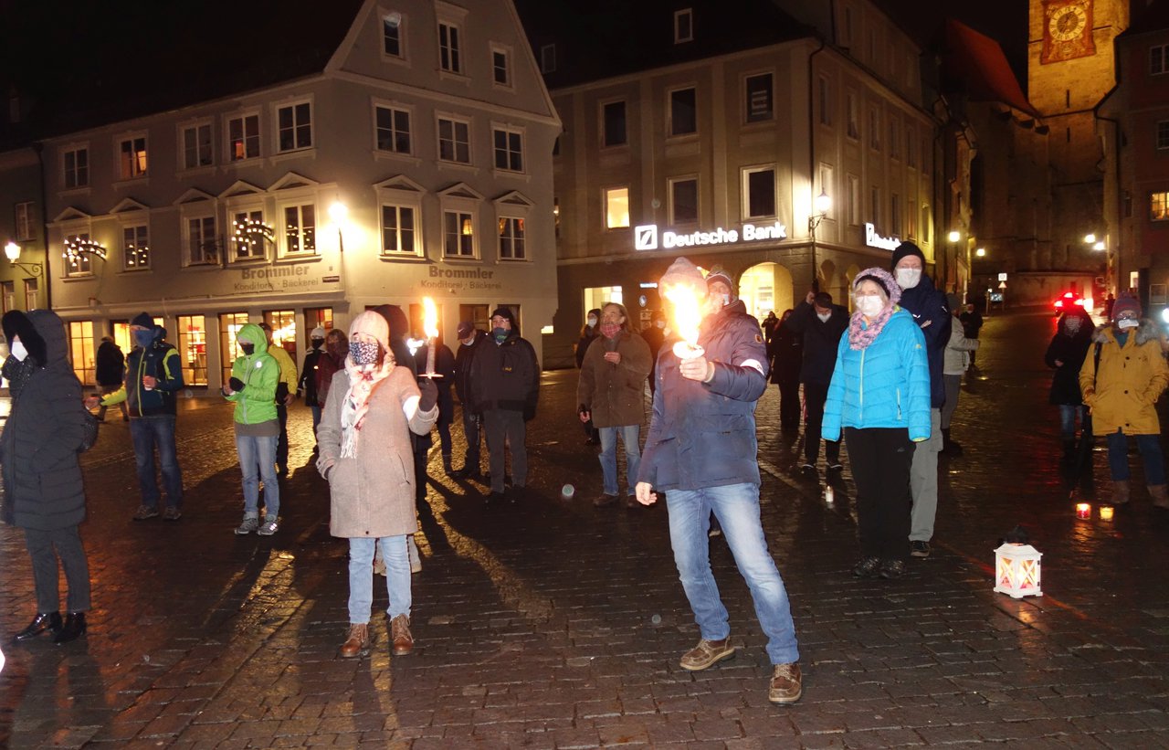 Corona-Demo Memmingen leuchtet