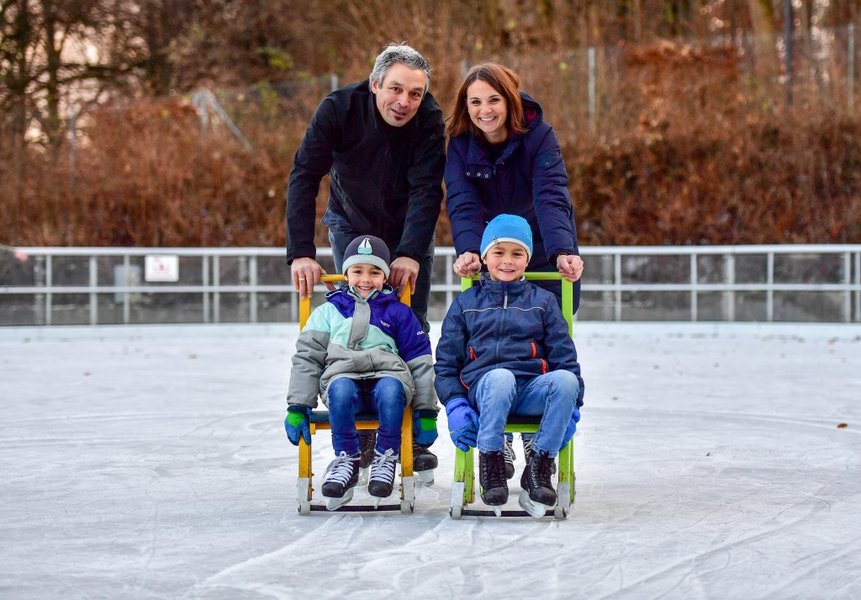 Familie beim Eislaufen  Alwin Zwibel (4).jpg