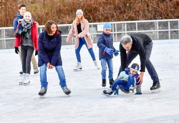 Familie beim Eislaufen_klein© Alwin Zwibel (3).jpg