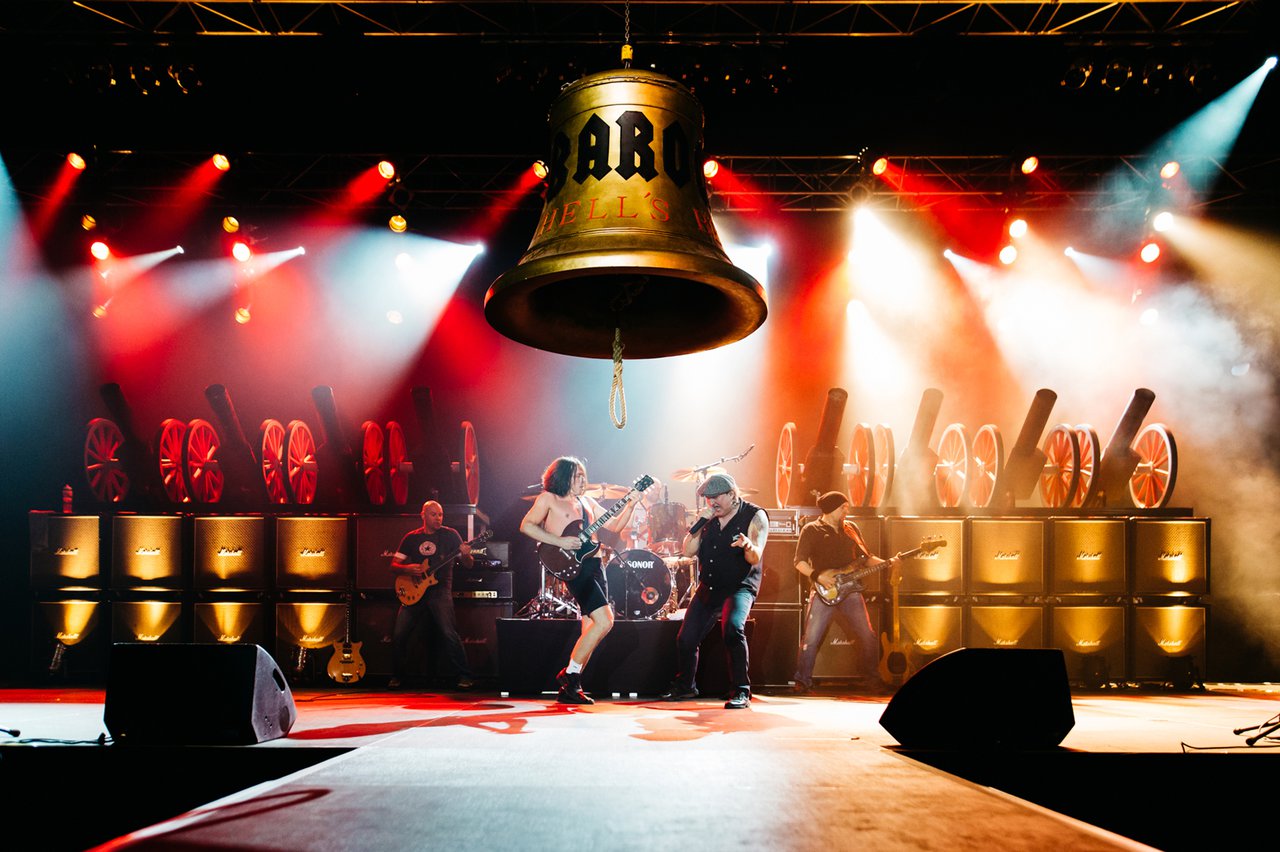 Barock bringen eine gigantische AC/DC Show ins Kaminwerk