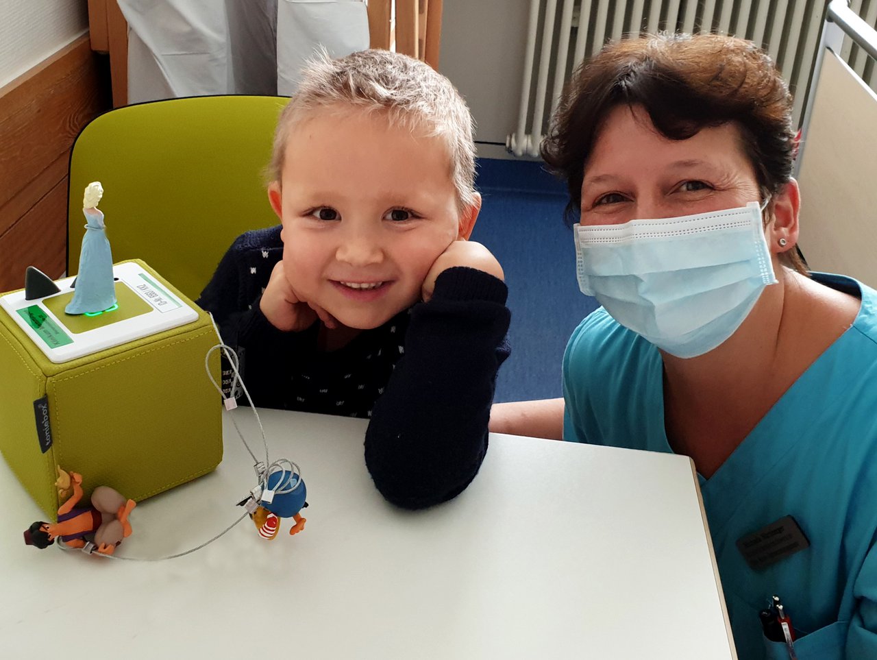 MediaMarkt spendet Tonieboxen für die Memminger Kinderklinik