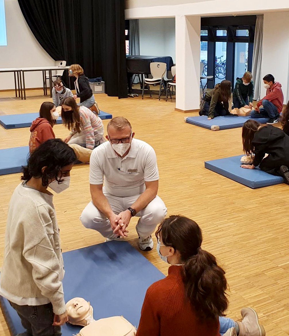 Achtklässler des Bernhard-Strigel-Gymnasiums üben an Puppen die Herzdruckmassage