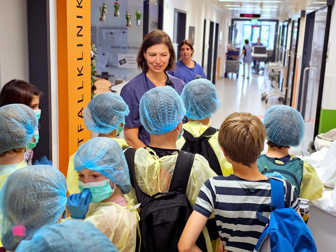 Grundschüler besichtigen Notfallklinik