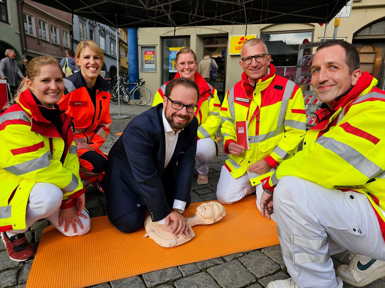 Klinikum Memmingen - Woche der Wiederbelebung - Ärzte erklären Passanten die Herz-Druck-Massage