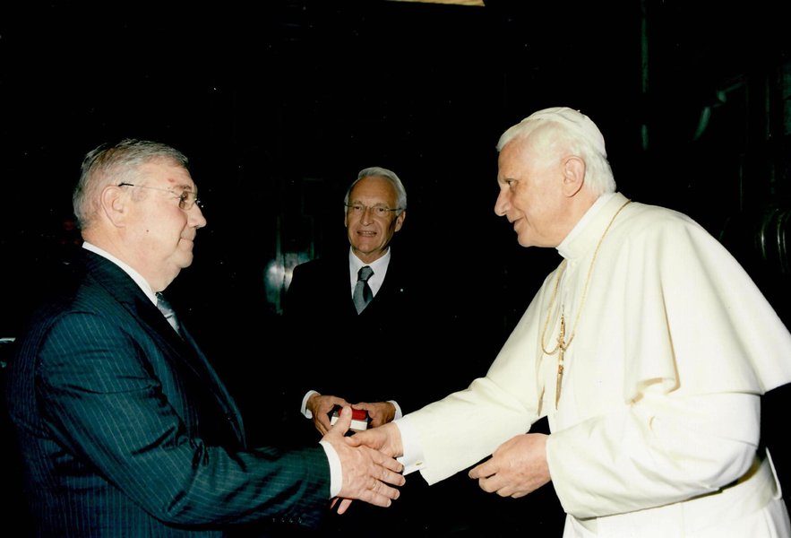 Papst Benedikt, Dr. Stoiber, Miller 2005.jpg