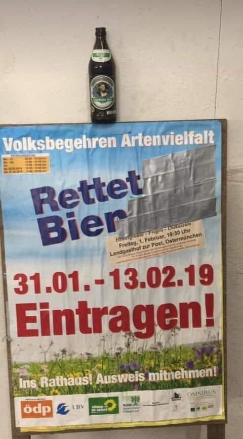 Volksbegehren Plakat zerstört