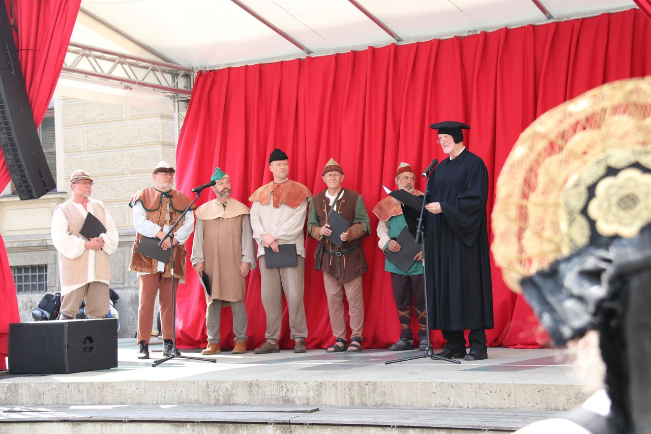 „Die stürmen unser Rathaus“