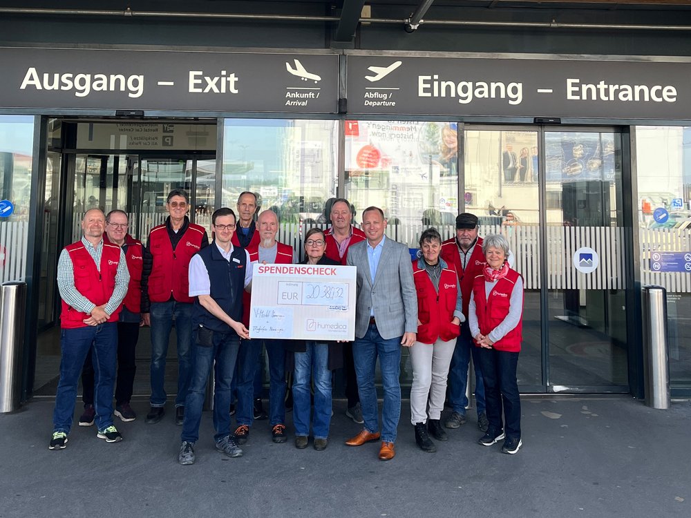 Spendenübergabe humedica Allgaeu Airport