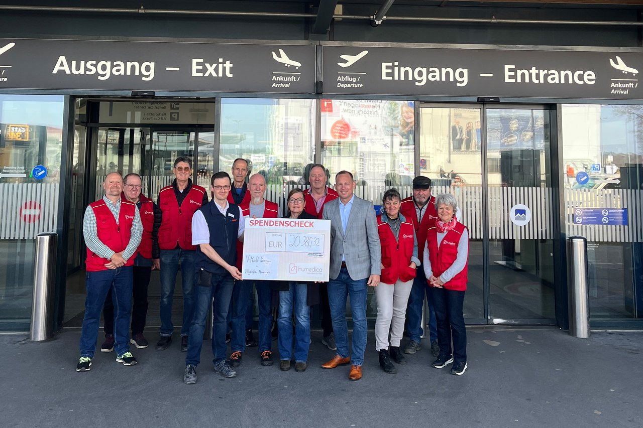 Spendenübergabe humedica Allgaeu Airport