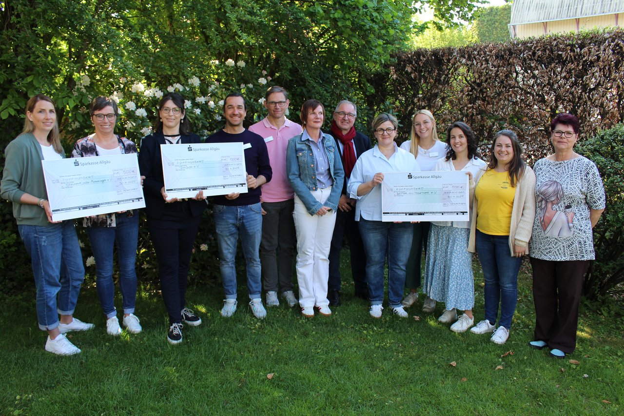 Vertreter von drei Organisationen und des BKH - Garten Tagesklinik - 6 (mit Schecks)