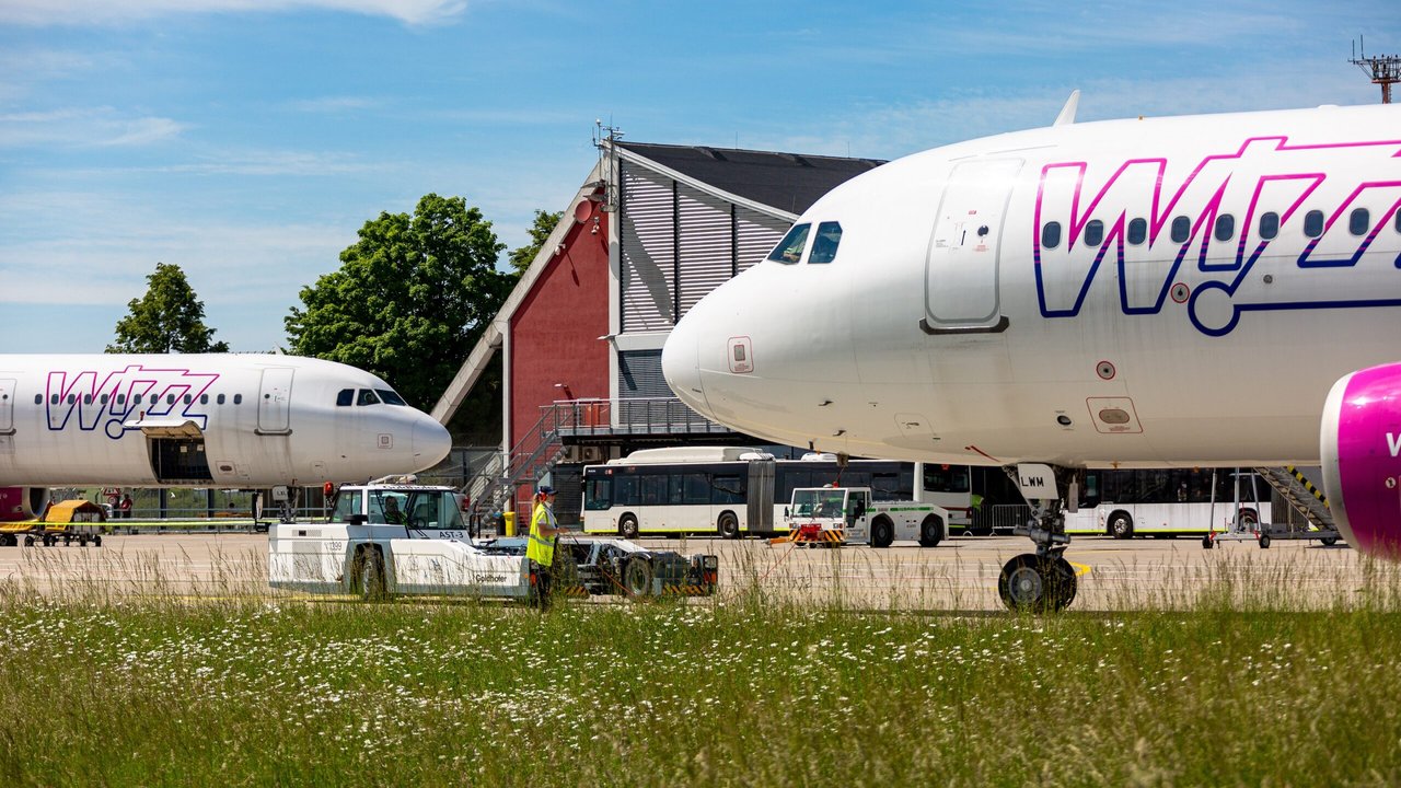 Vorfeld-1-mit-Wizz-Air-und-Flugzeugschlepper-scaled Maximilian Mair