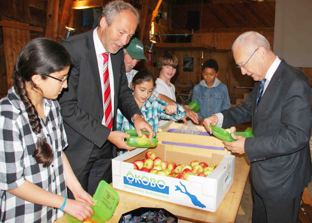 Da hätten Landrat Hans-Joachim Weirather und Oberbürgermeister Dr. Ivo Holzinger beim Füllen der wiederverwendbaren „Allgäuer Bio-Brotzeitdose“. Foto: Landratsamt Unterallgäu