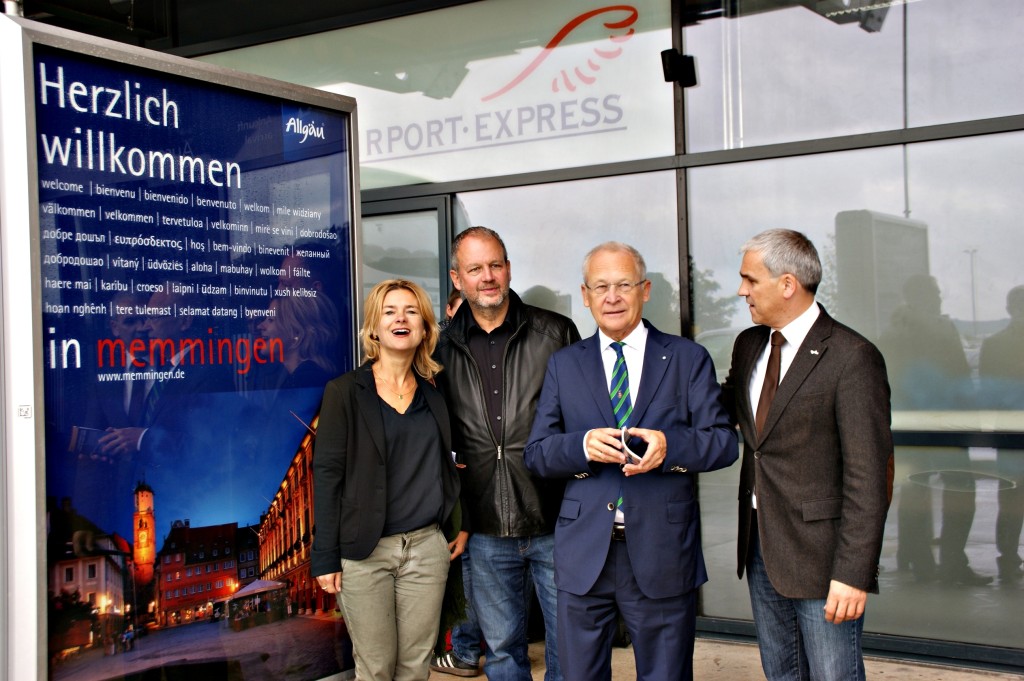 Für gute Laune am Allgäu Airport sorgte die Altstadt-Werbung. Von links: Alexandra Störl (mm-marketing), Herry Thanner (Foto Thanner), Oberbürgermeister Dr. Ivo Holzinger und Ralf Schmid (Geschäftsführer Allgäu Airport)