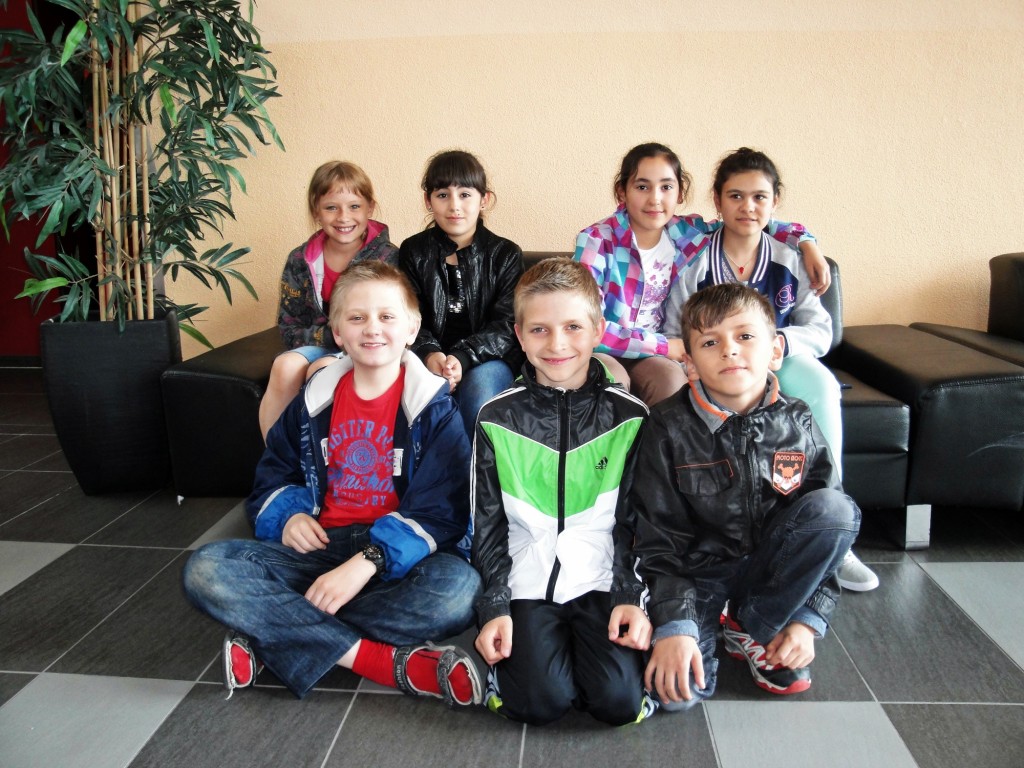 verabschiedet wurden Alexsei Boiko (vordere Reihe links), Daniel Emzow (vordere Reihe mitte), Sude Uslu (hintere Reihe 2. von links) und Ceren Uslu (hintere Reihe 2. von rechts). Die anderen drei Kinder bleiben. (Ardian Sejdija, vordere Reihe rechts; Alexandra Schmidt, hintere Reihe links und Marianna Cuscito, hintere Reihe rechts)