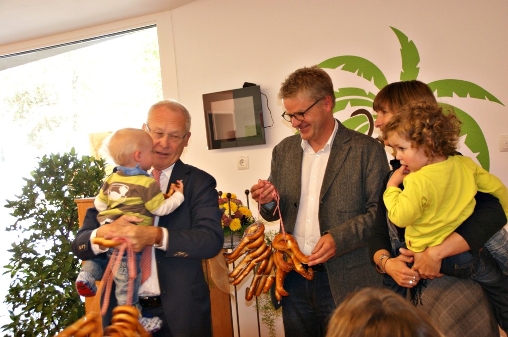 Architekt Schädler (Mitte) hatte nicht nur einen großen symbolischen Schlüssel für den Oberbürgermeister dabei, sondern auch kleine aus Brezenteig gebackenen Schlüssel für die Krippenkinder. Rechts die Leiterin der neuen Kinderkrippe Bettina Thiel. Foto: as