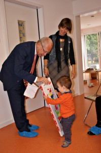 Die Geschenke des Stadtoberhauptes kamen bei den Kindern sehr gut a. Foto: as