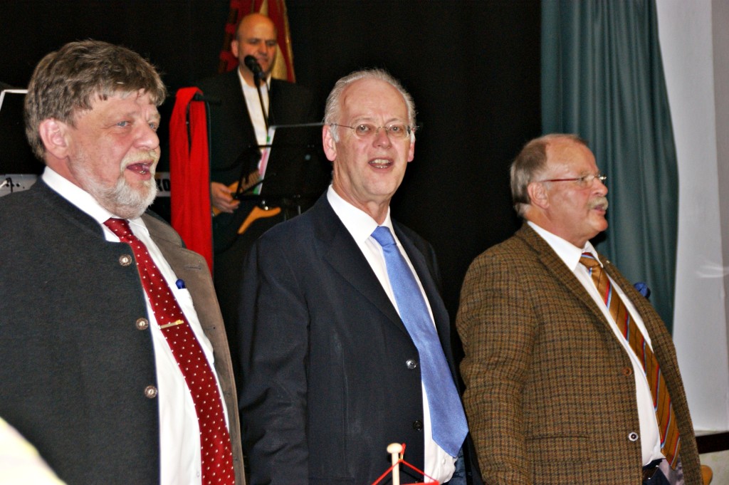 Die GEnossen singen gemeinsam das.....Von links: Rolf Spitz, Rudolf Schaarping und Ehrenvorstand Herbert Müller