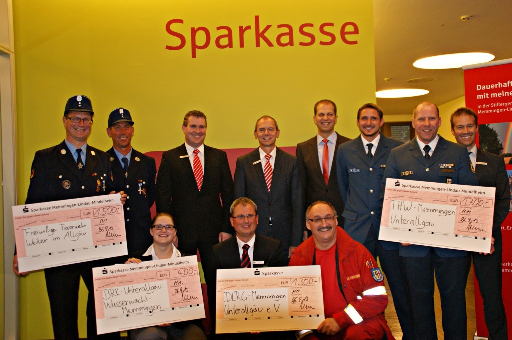 Von links: Roland Schlechta und Armin Rochelt, Freiw. Feuerwehr Weiler; Michaela Ballwieser, Wasserwacht; Bernd Ansorge, Sparkasse Bad Wörishofen; Sven Tederahn, DLRG Kreisverband MM-UA, Anton Groß, Sparkasse MM-Lindau-Mi.heim; Anton Wiedergrün, DLRG MM-UA; Bernd Fischer, Sparkasse MM-Lindau-Mi.heim; Manuel Dehn und Klaus Liepert, THW MM-UA, Rainer Jörger, Sparkasse Lindenberg. Foto:as