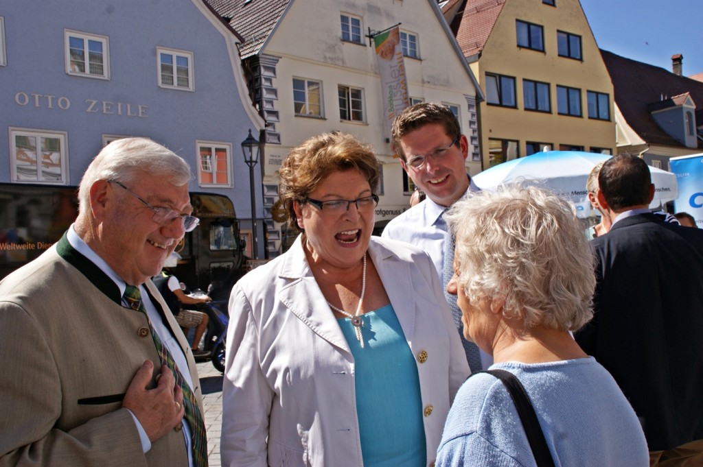 Barbara Stamm im Gespräch mit einer Bürgerin. Links im Bild: MdL Josef Miller, rechts MdB Stephan Stracke.