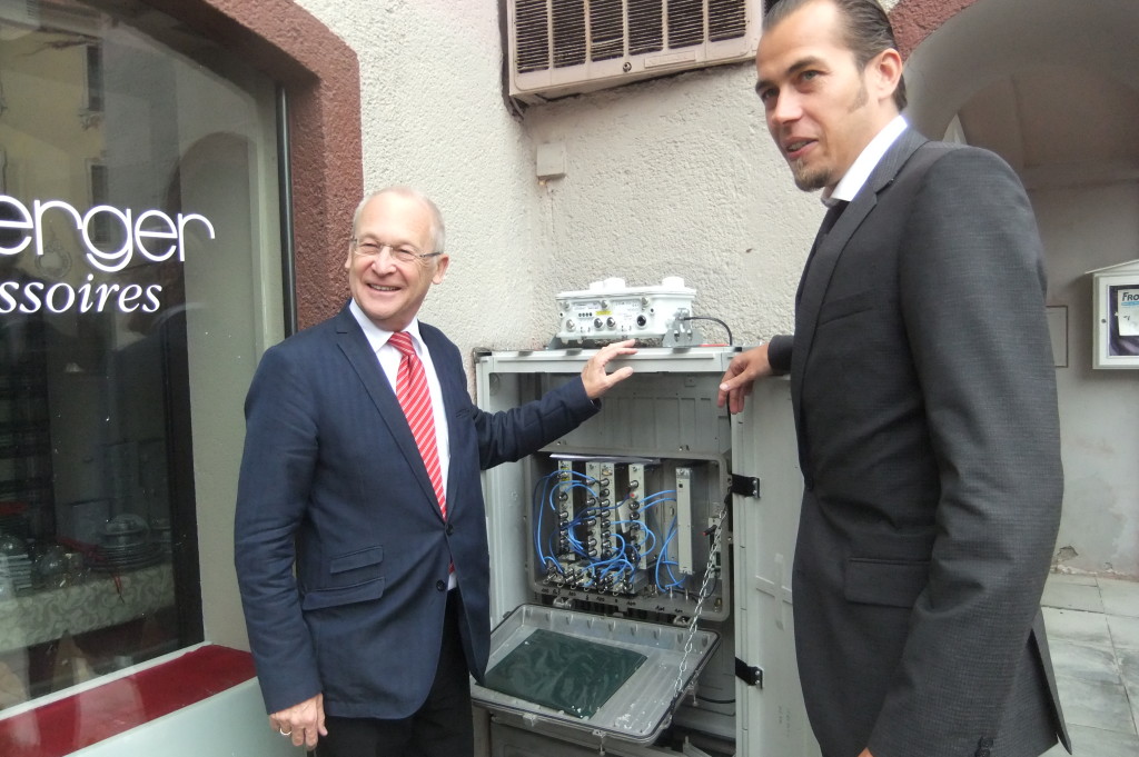 Jens Leufen, Leiter Produktmanagement Telefonie, Mobilfunk & WLAN Kabel Deutschland, führt Oberbürgermeister Dr. Ivo Holzinger den Hotspot am Marktplatz vor. Foto: as