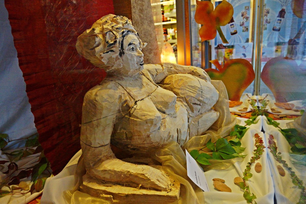 Skulptur von Cornelia Brader im Schaufenster des Reformhause zu sehen. Fotos: as