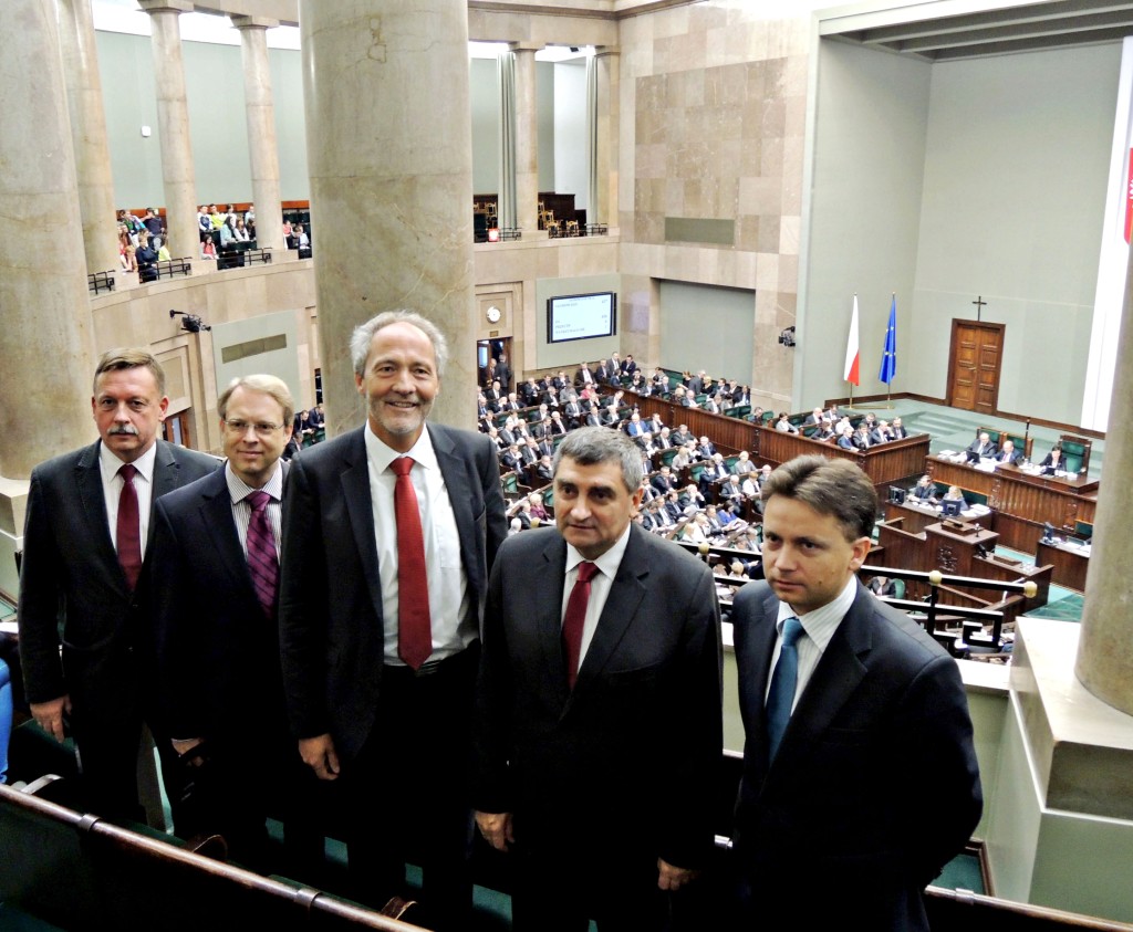 Zum Bild: Die Delegation aus dem Unterallgäu besuchte auch das Parlament in Warschau. Im Bild (von links) Jurek Ptak, Dr. Stephan Winter, Hans-Joachim Weirather, Senator Marian Poślednik und Landrat Robert Marcinkowski. Foto: Landratsamt/Degenhart
