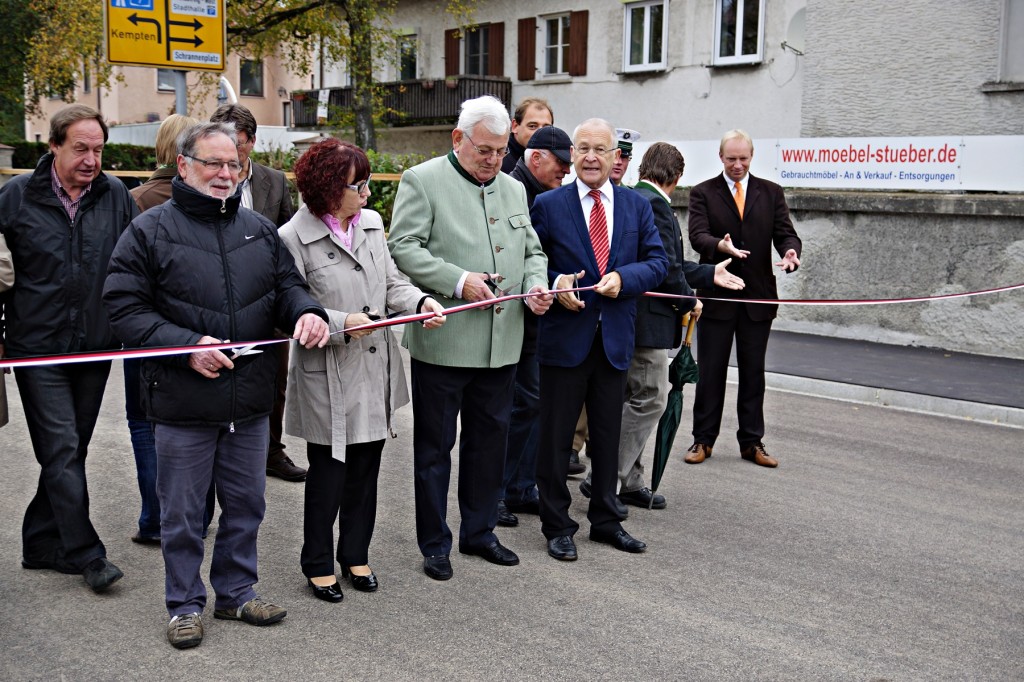 BU: In Anwesenheit der Bürgermeister und Stadträten (II. Senat), Vertretern der Polizei, der LEW und der Stadtwerke, des Tiefbauamtes sowie der Bauunternehmung Kutter durchschnitt Oberbürgermeister Dr. Ivo Holzinger das Band als symbolisches Zeichen des Verkehrsfreigabe. Foto:as