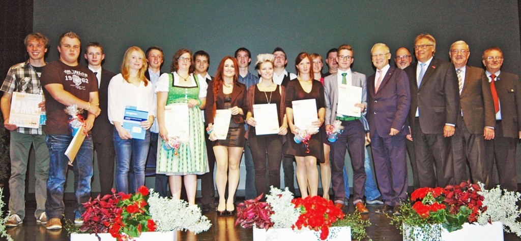 Ausgezeichnet wurden: Maximilian Jörg, Christian Geisler, Viktoria Riedle, Roland Rabus, Matthias Holdenrieder, Daniela Kiesel, Arlina Nitsch, Seniz Okutan, Jennifer Schropp, Stefanie Hollmayr, Daniel Miller, Matthias Fischer, Barbara Brunner, Marco Keller, Ralf Lohr und Dominik Aurbacher. Foto: privat