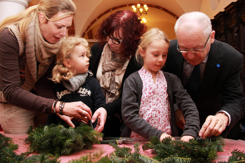 Hochladen 1 / 1 – Adventskranz…- Bild 1.JPG Dateianhang-Details Adventskranzbinden in der Rathaushalle