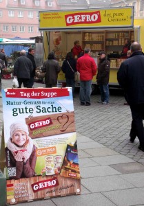 Der Tag der Suppe bei GEFRO - auch Firmeninhaber Thilo Frommlet (Zweiter von links) war höchstpersönlich am Stand und hat dabei interessten Gespräche rund um die Tafel (und die Suppe) geführt. Foto: Radeck