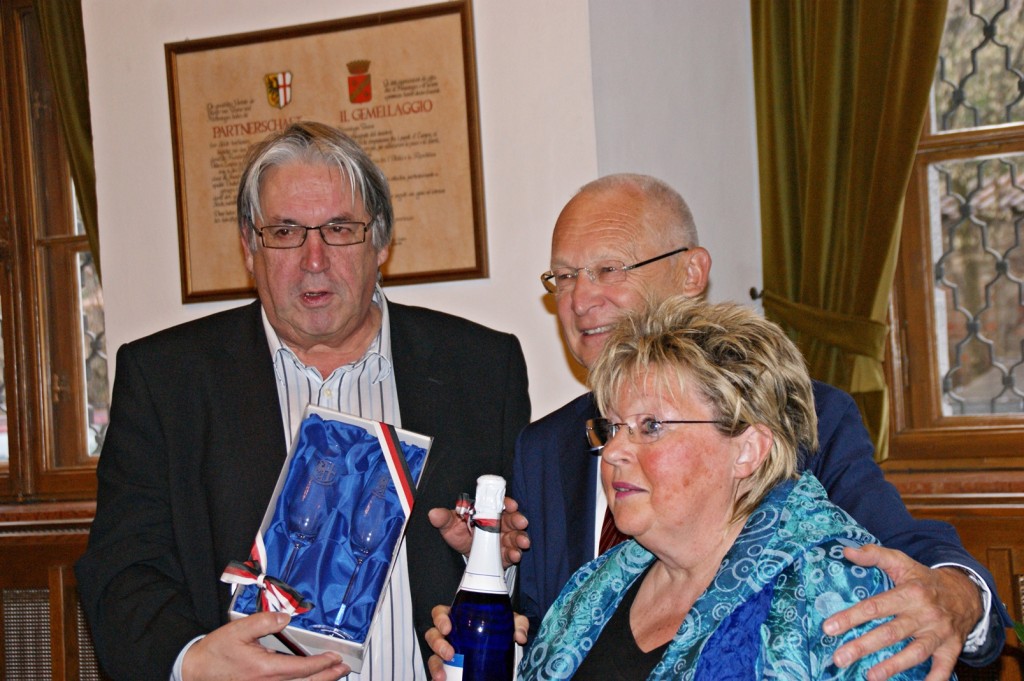 ielt im Memminger Rathaus seine letzte Rede als Vorsitzender der DGB-Region Allgäu-Donau-Iller: Werner Gloning (links im Bild) mit seiner Frau Helga und Memmingens Oberbürgermeister Dr. Ivo Holzinger. Fotos: