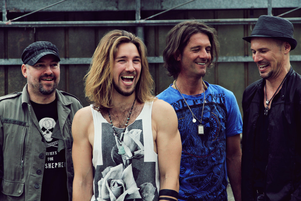 Kraftvoller deutscher Rock mit Gil und seiner Band Acht. Der erfolgreiche „Voice of Germany“-Teilnehmer bringt ehrliche und gefühlvolle Rockmusik ins Werk.