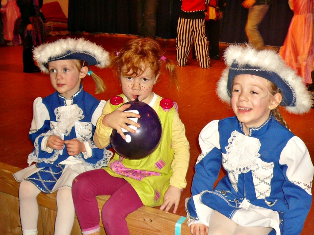 Zum Bild: Viel Spaß hatten diese drei jungen Faschingsfreunde vergangenes Jahr zum Beispiel auf dem Ball des Sportvereins in Mattsies. Foto: Landratsamt