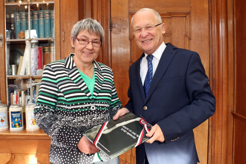 Renate Thanner heißt die neue Chefin der Memminger Staatsanwaltschaft. Die 60-Jährige stellte sich jetzt bei Oberbürgermeister Dr. Ivo Holzinger im Memminger Rathaus vor. Foto: Häfele/Pressestelle Stadt Memmingen